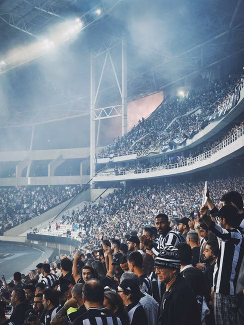 هل تتحول الملاعب إلى ساحات صراع سياسي؟