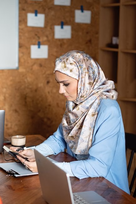 هل الذكاء الاصطناعي سيغلق الأبواب أم يفتحها للنساء؟
